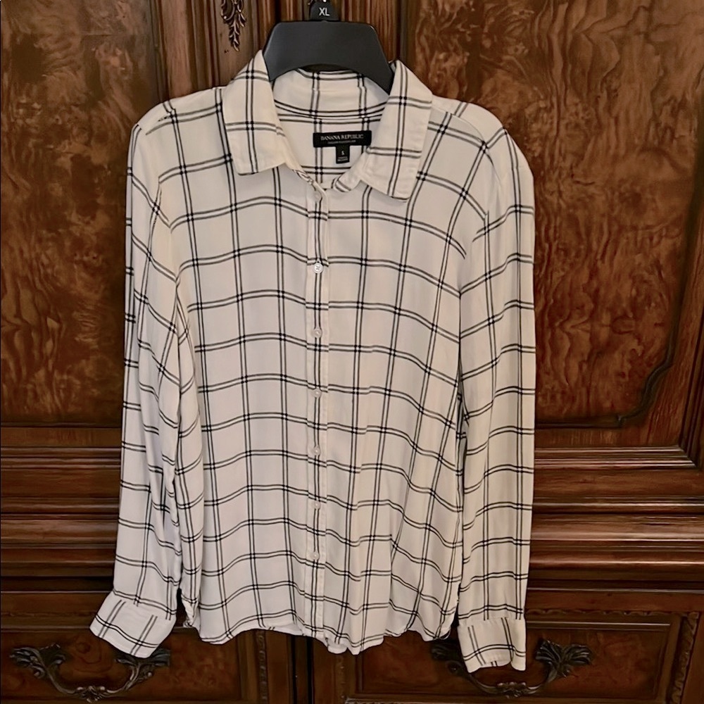 Banana Republic Black and White Women’s Blouse with Classic Design